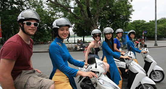 Cruise and Experience Street food in Hanoi