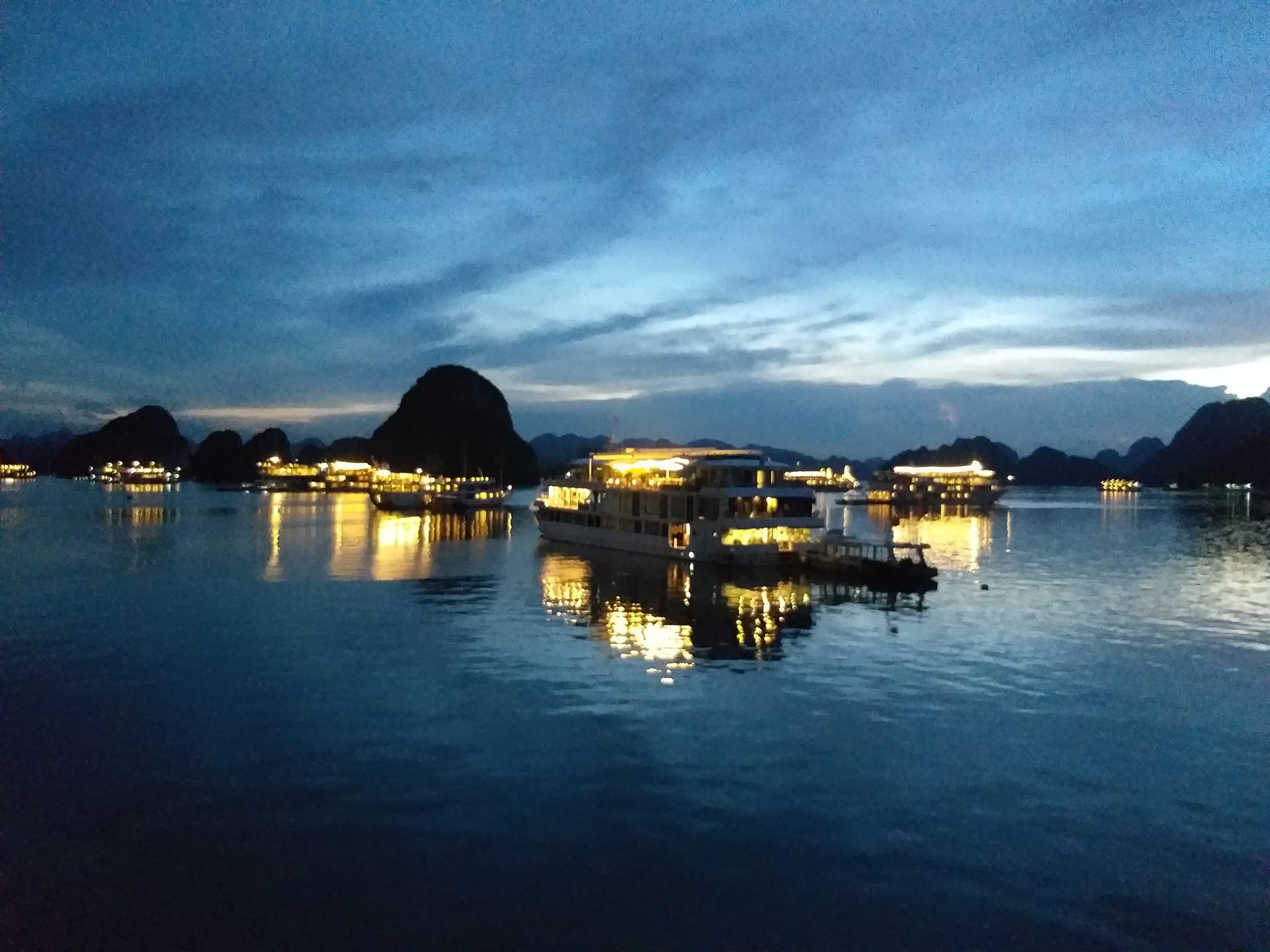 Tips for Moon-Gazing on Small Bai Tu Long Bay Cruise